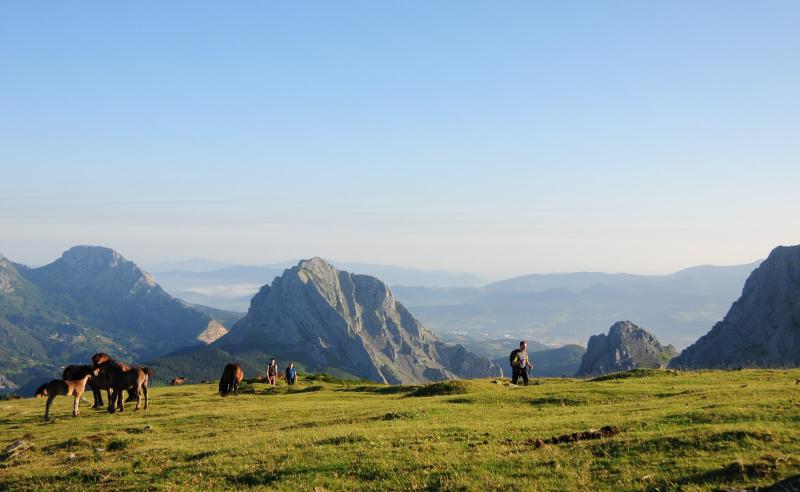 Walking Route: Panoramic view of peaks