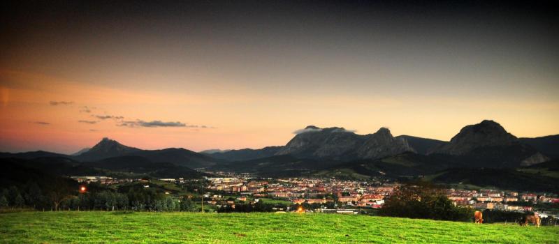 Un pueblo entre montañas - Mendi arteko herria - A town in between the mountains